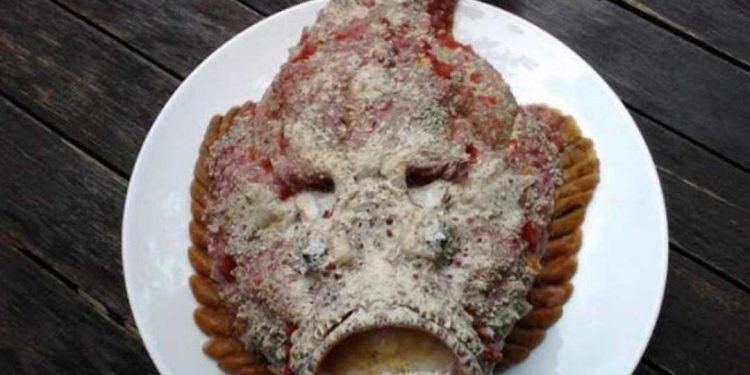 Nơi sinh sống cá mặt quỷ chủ yếu trong môi trường nước